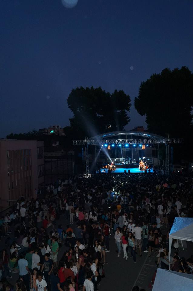 Okul binası önünde kalabalık